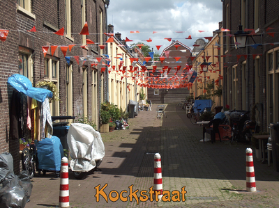 716543 Fotopaneeltje, met een afbeelding van de oranjeversiering in de Kockstraat te Utrecht. De versiering is ...